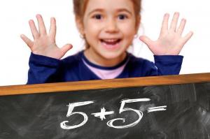 Fără lacrimi și buchiseala: 5 sfaturi pentru a ajuta copilul să facă față matematică