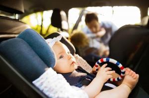 Scaune auto pentru copii - un termen de serviciu și de ce trebuie schimbate?