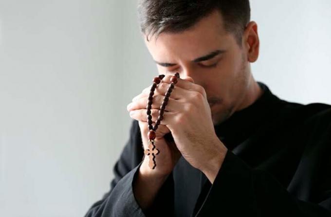 Numai credința curată și puternică rugăciune poate învinge răul (sursa foto: shutterstock.com)