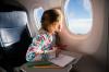 Cum să zbori cu un copil într-un avion: hacks de viață pentru a călători în timpul iernii