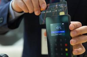 Fii vigilent: 5 locuri în care nu este necesar să se plătească prin card de credit