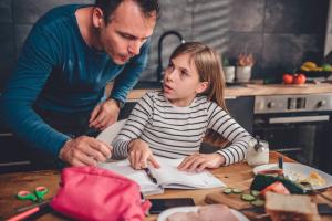 Cum de a ajuta copilul să ia în cele din urmă lecțiile: 6 pași simpli