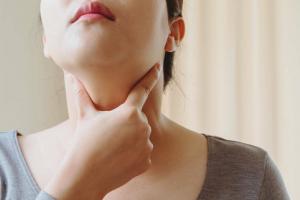 Cum să vă verificați glanda tiroidă acasă: 4 teste ușoare