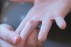 Ciupit copil degetul ușă: ce să facă și cum să ajute copilul