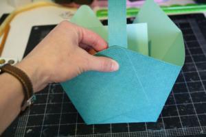 Face cu un copil coș de Paste de hârtie: o clasă de master