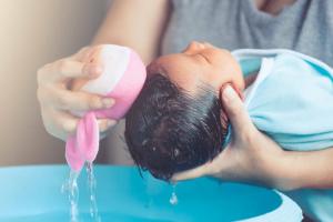 Cum să faci baie unui nou-născut: poți cunoaște o mamă de piele