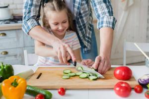 Mic ajutor: cum să înveți un copil să se zvârnească neglijent cu un cuțit de bucătărie