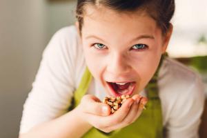 Nucile din dieta unui copil: când, ce, cât?