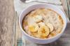 Ce să gătești la micul dejun pentru un copil: terci de porumb cu topping de banane (rețetă)