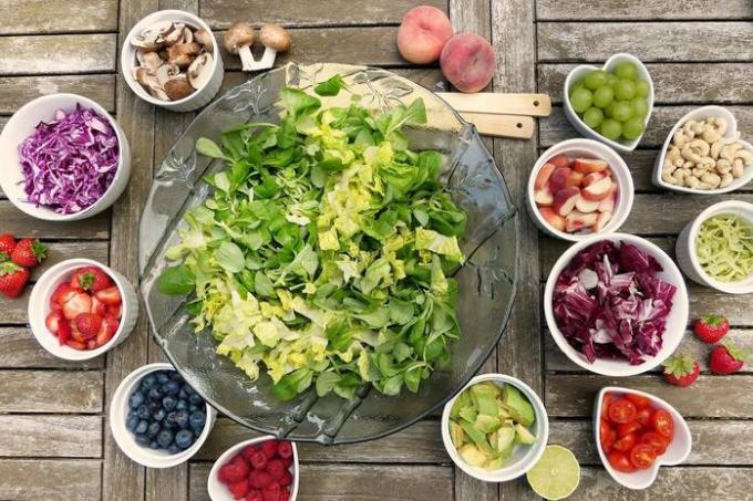 Salată de vitamine cu fructe de pădure: rețetă pas cu pas