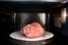 De ce nu puteți dezgheța carnea la cuptorul cu microunde