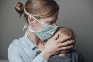 Cum să supraviețuiești unei boli cu un copil în brațe