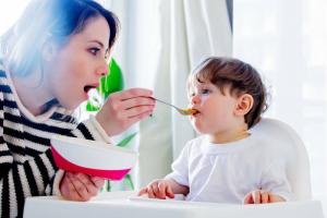 5 reguli pentru a ajuta la hrănirea oricărui copil