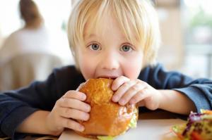Fără cârnați și cârnați: mâncarea în cantinele școlare este adusă la o normă sănătoasă