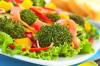 Ce să gătești pentru un școlar la cină: salată de broccoli cu slănină și mango
