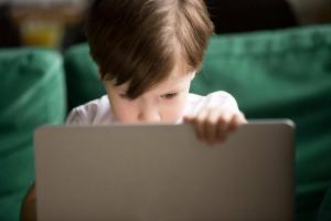 Capcane în rețea: TOP-10 reguli de comportament online sigur pentru copii