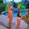 „O voi face până se va plictisi”: modelul Playboy își alăptează fiica de 5 ani