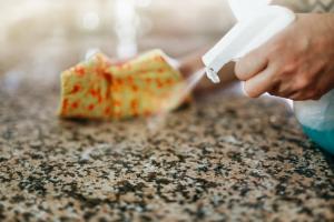 5 moduri neobișnuite de a păstra vasele curățate