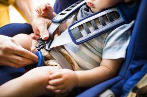 Regulile pe care trebuie să știți pentru a fixa corect copilul în scaun auto