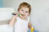 TOP 5 mituri despre dinții de lapte în care părinții cred