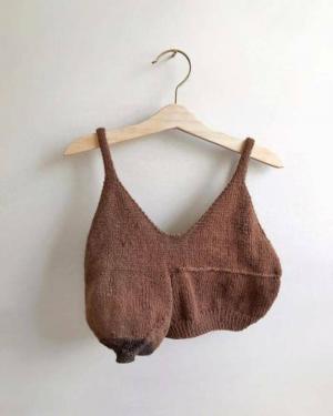 Sâni pe ace: o femeie mexicană tricotează vârfuri care simulează sânii postpartum