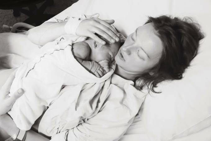 Nașteri partenere în imagini: 10 tati care își văd bebelușii pentru prima dată