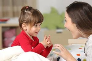 Cum să-l înveți pe bebeluș să vorbească: 8 reguli pentru a ajuta la dezvoltarea vorbirii
