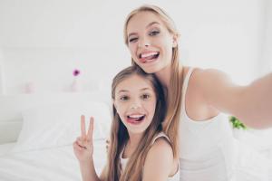 Cum de a construi o relație cu fiica ei adolescentă: rigoarea de frontieră și de prietenie
